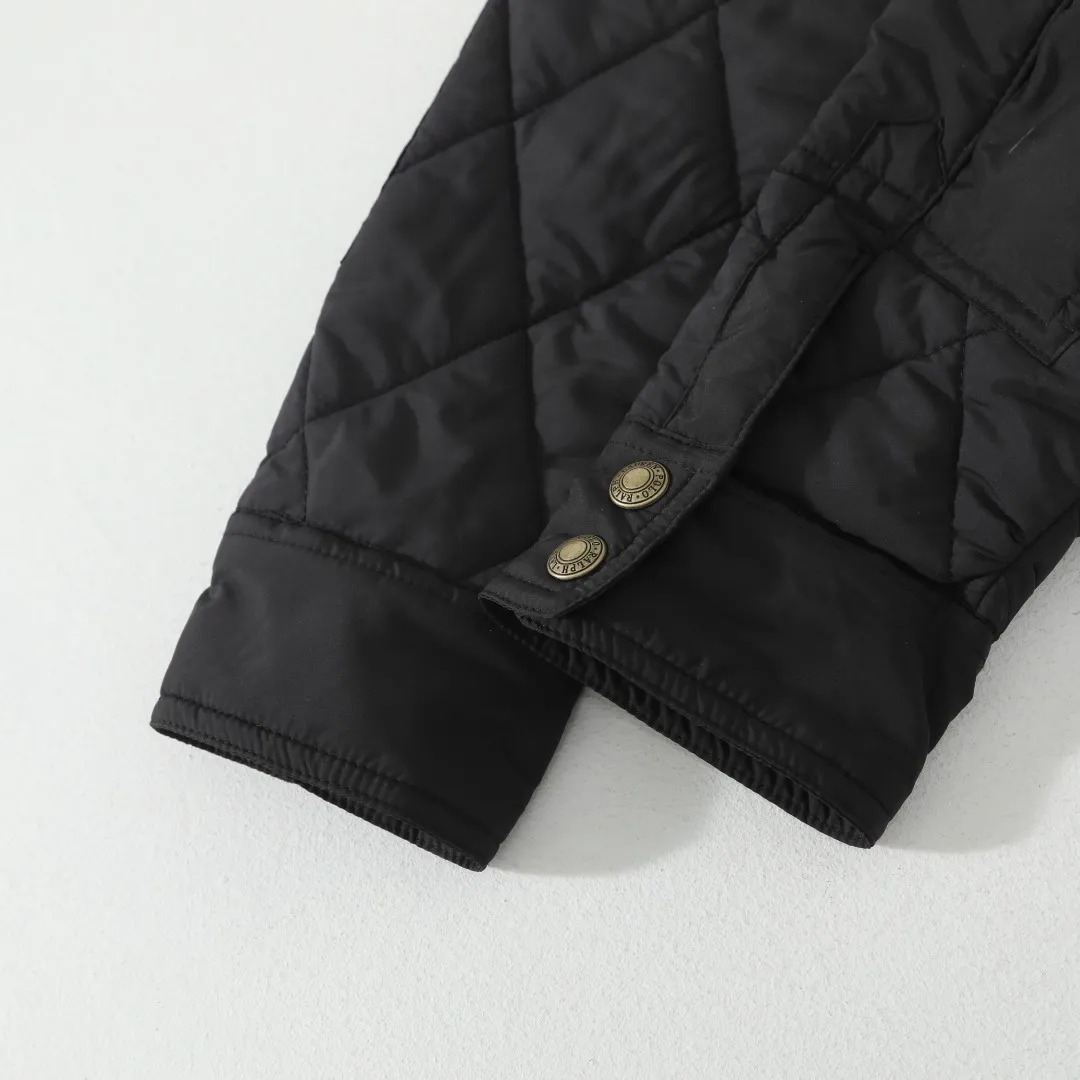P370 #59 Ralph Lauren classic rhombus quilted cotton jacket for men and women. Inspired by retro workwear, it blends with contemporary British style. The imported machine-pressed rhombus quilting is accurately aligned, and the three-dimensional H-shaped tailoring is neat and slim. It is not bulky when layered in autumn and winter, and still maintains a light style.  Texture is reflected in the details: customized metal buckles, corduroy lapels, breathable eyelets under the arms, and slits on the hem, all replicating the brand's high-end genes. All excipients are standardized!  Five colors to choose from: black/khaki/brown/green/navy blue, easy to switch between commuting, leisure, and travel occasions. Function and appearance coexist: 37.5°C temperature control black technology, breathable and moisture-proof, anti-slip cotton patented fabric, temperature-locking, soft and waxy, durable and stylish. A retro warm-keeping item that can handle low temperatures calmly. The details are all made of craftsmanship, and the style has no limits. It has a classy look that will turn heads.  Color: Khaki Black Navy Green Brown Size: S M L